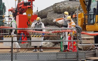 作業員は厳しい環境下で福島第1原発の廃炉作業を続けている（2月）