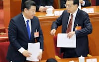 全人代での政府活動報告を終え退席する李克強首相(右)と習近平国家主席（5日午前、北京）=写真　柏原敬樹