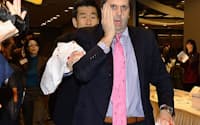 5日、ソウルで刃物を持った男に切りつけられたリッパート駐韓米国大使=ゲッティ共同