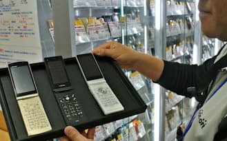 中古の携帯電話はデータが消去された状態で店に並ぶ（東京都新宿区のブックオフ新宿駅西口店）