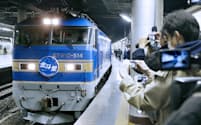 JR上野駅を出発するブルートレイン「北斗星」を写真に収める鉄道ファン