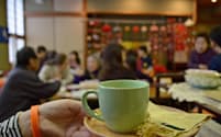 川越市の「オレンジカフェ」では多くの地域住民も参加し会話を楽しむ