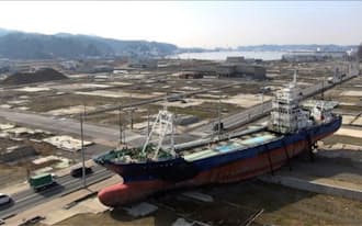 津波で宮城県気仙沼市に打ち上げられた大型漁船「第18共徳丸」。解体されて今はもうない（写真は映画の一場面）