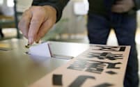 2014年12月14日、衆院選小選挙区に投票する有権者（大阪市内の投票所）