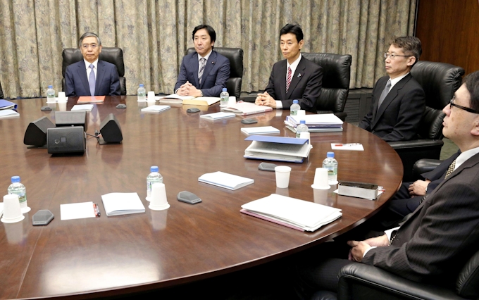 大規模緩和を継続 日銀決定会合 景気判断据え置き 日本経済新聞 大規模緩和を継続 日銀決定会合 景気判断据え置き 日本経済新聞
