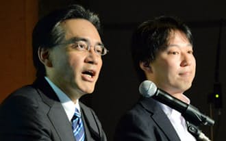 資本業務提携を発表する任天堂の岩田社長（左）とディー・エヌ・エーの守安社長兼CEO（17日午後、東京都港区）