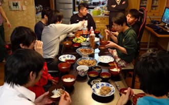 ゲーミングハウスではメンバーが寝食を共にしてチームワークを高める（千葉県船橋市）