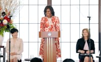 日米両政府主催の教育関連行事で講演するミシェル・オバマ米大統領夫人。左は安倍昭恵首相夫人、右はキャロライン・ケネディ駐日大使（19日午前、東京都港区）=代表撮影