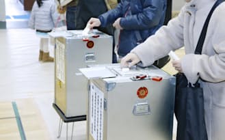 衆院選で投票する有権者（2014年12月、東京都千代田区）