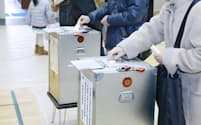 衆院選で投票する有権者（2014年12月、東京都千代田区）