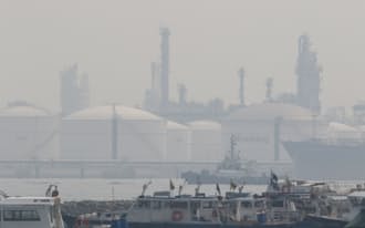 石油化学工場が並ぶジュロン島（20日、シンガポール）=写真　小林健