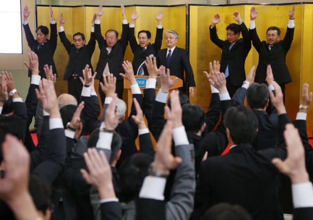 胴上げ 手締め 万歳三唱 日本人の3月民俗学 Nikkei Style 胴上げ 手締め 万歳三唱 日本人の3月民俗学 Nikkei Style