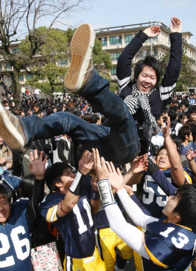 胴上げ 手締め 万歳三唱 日本人の3月民俗学 Nikkei Style 胴上げ 手締め 万歳三唱 日本人の3月民俗学 Nikkei Style