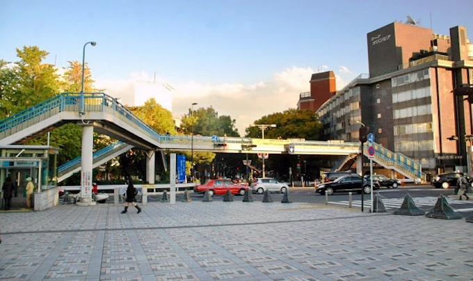 超高齢都市 未来図描け 原宿から消えた歩道橋 日本経済新聞