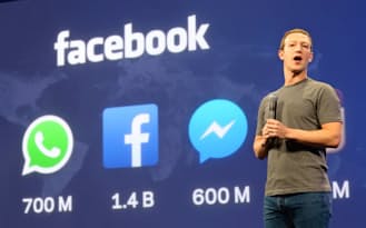 13億人の対話アプリ利用者を持つフェイスブックのザッカーバーグCEO（25日、サンフランシスコ）