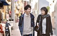 商店街を一緒に歩く松岡宗嗣さん(左)と母の成子さん（東京都杉並区）