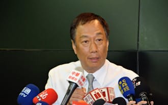 2012年6月の株主総会でシャープ本体への出資を目指すと強調する郭董事長