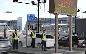 成田空港で利用客の身分証確認が廃止された。スムーズに通過する車両（30日、第2ゲート）=共同