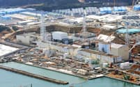 廃炉作業が続く東京電力福島第1原発。右から1号機、2号機、3号機、4号機。奥は汚染水を保管するタンク（2日）