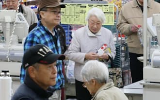 高齢者でにぎわうダイシン百貨店（東京都大田区）