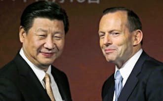アボット首相(右)は習近平国家主席との間でFTAを締結し、中国との結びつきを強めている=AAP