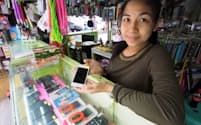 東南アジアの街角では中古の「iPhone」が当たり前のように売られている（マニラ首都圏の販売店）