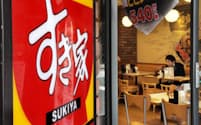 牛丼の値上げを発表したすき家の店舗（2日午後、東京都中央区）