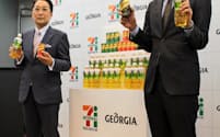コカ・コーラはセブンと共同で企画した「ジョージア」の発売を発表した（3日、東京都江東区）
