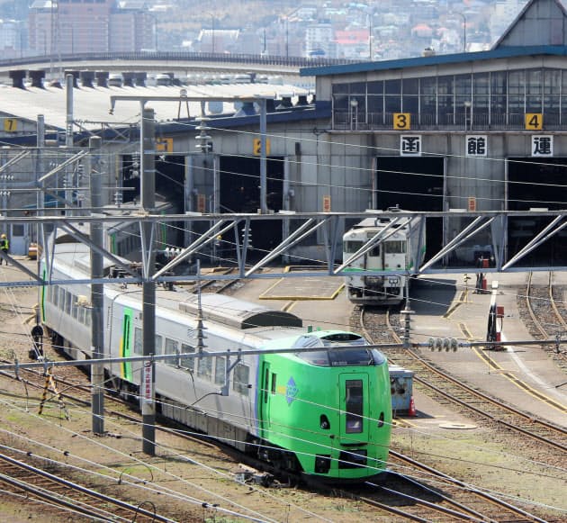 青函トンネル内で発煙を起こし、JR北海道の函館運輸所に入る特急列車(4日、北海道函館市)=共同 青函トンネル内で発煙を起こし、JR北海道の函館運輸所に入る特急列車(4日、北海道函館市)=共同