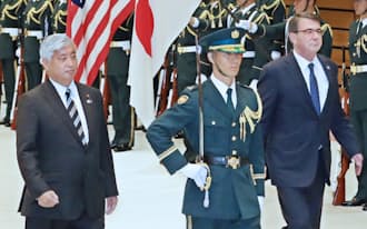儀仗隊の栄誉礼を受けるカーター米国防長官(右)と中谷防衛相(左)（8日午前、防衛省）
