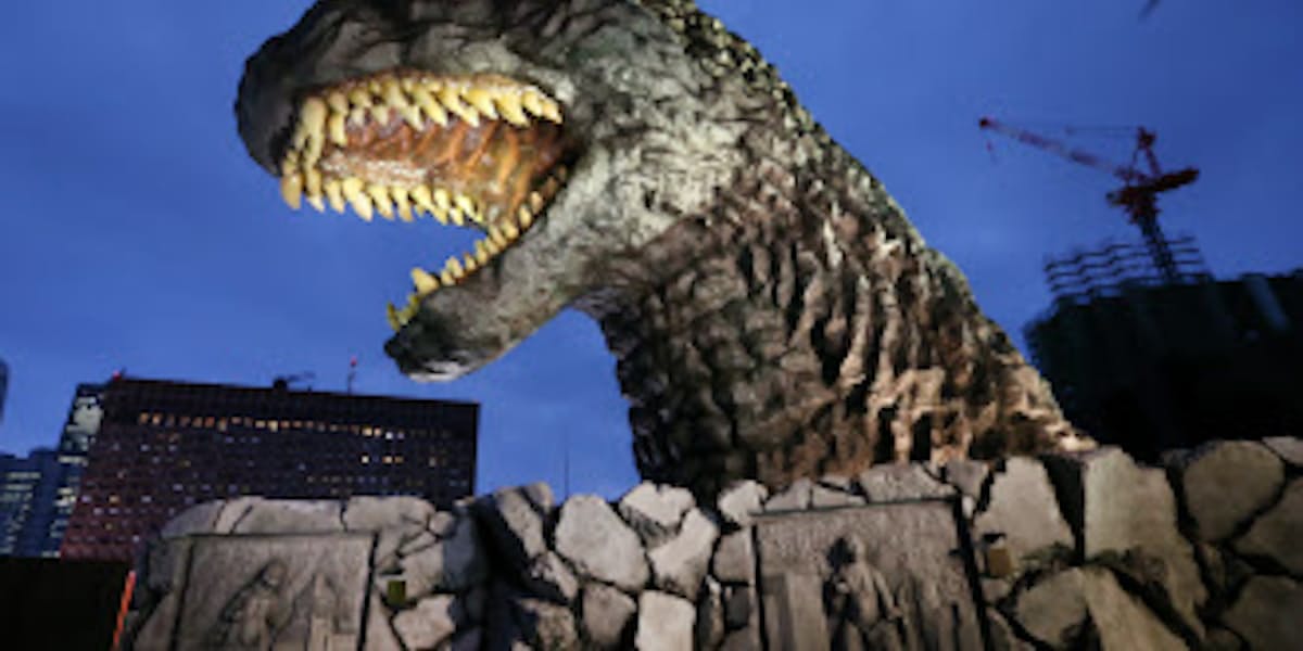 ゴジラヘッド 新宿東宝ビルでお披露目 実物大サイズ 日本経済新聞