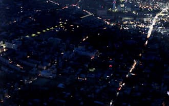 東日本大震災の直後、計画停電で明かりが消えた住宅地（2011年3月18日、東京都足立区）