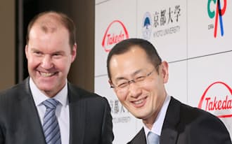 記者会見後に笑顔を見せる京大iPS細胞研究所の山中所長(右)と武田薬品工業のウェバー社長兼CEO（17日午後、東京都中央区）