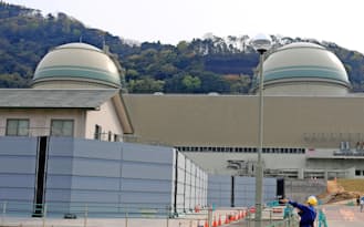 防潮堤（左下）の工事が完了した関西電力高浜原子力発電所3、4号機（福井県高浜町）