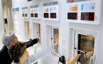 断熱性能が高いYKKAPの樹脂窓「APW430」。外気温は40℃でも窓の温度は29℃前後（東京都渋谷区）