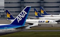羽田空港に発着するスカイマークと全日空のの旅客機