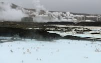 奥に見える地熱発電所の温排水を利用した温泉プール「ブルーラグーン」（2月、アイスランド）
