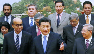 記念写真に納まる中国の習近平国家主席(前列中央)と「アジアインフラ投資銀行」設立に基本合意した各国代表(2014年10月、北京)=共同 記念写真に納まる中国の習近平国家主席(前列中央)と「アジアインフラ投資銀行」設立に基本合意した各国代表(2014年10月、北京)=共同