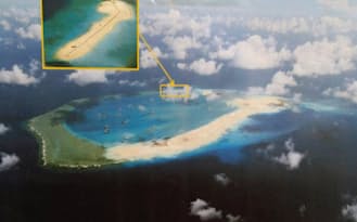 中国が埋め立てを進める南シナ海のスビ礁。滑走路が建設できるほどの広さがある（4月12日、フィリピン軍撮影）