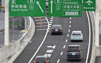 全線開通した中央環状線の新開通区間を走る車両（7日、東京都品川区）