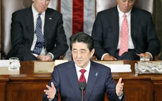 日本の首相として初めて米議会の上下両院合同会議で演説する安倍首相（29日、ワシントン）=共同