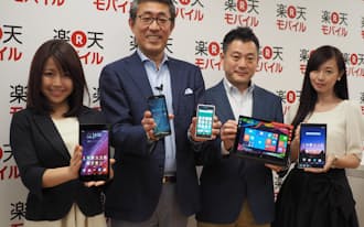 楽天モバイルの新製品を発表した楽天の平井康文副社長（左から2人目）