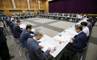 経産省で開かれた日本の温室効果ガス削減目標を議論する専門家会合（30日）=共同
