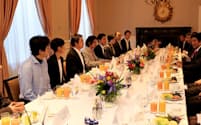 シリコンバレーの在住の日本人起業家と朝食会を開いた安倍晋三首相（5月1日）