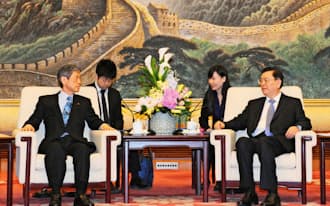 北京の人民大会堂で会談する自民党の高村正彦副総裁（左）と中国の張徳江・全人代常務委員長（5日）=代表撮影・共同