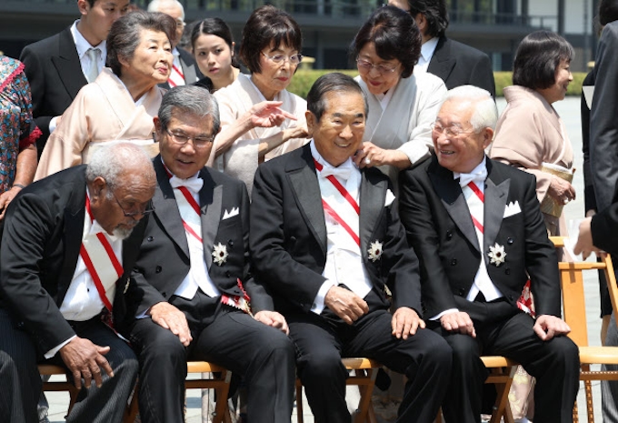 春の叙勲 皇居で大綬章親授式 日本経済新聞