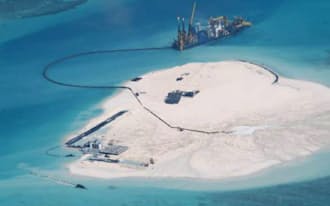 南沙諸島では暗礁が埋め立てられ、中国軍の基地が設置された（フィリピン政府が2月に撮影した写真）