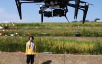 水田の上空を飛ぶ無人航空機（愛知県東郷町の名古屋大学付属農場）