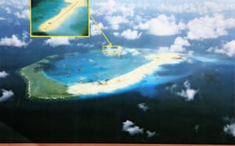 中国が埋め立てを進める南シナ海のスビ礁。滑走路が建設できるほどの広さがある（4月12日、フィリピン軍撮影）（フィリピン軍提供）=共同