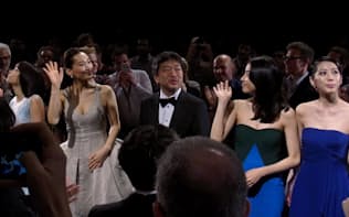上映後、観客の立ち上がっての拍手に応える（右から）夏帆、長沢まさみ、是枝裕和、綾瀬はるか、広瀬すず